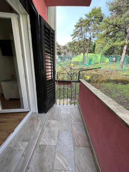 Lijepo Ureden Stan U Centru Grada Daire Knin Dış mekan fotoğraf